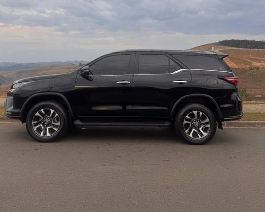 TOYOTA HILUX SW4 2.8 D-4D TURBO DIESEL DIAMOND 7L 4X4 AUTOMÁTICO TOYOTA HILUX SW4 2.8 D-4D TURBO DIESEL DIAMOND 7L 4X4 AUTOMÁTICO